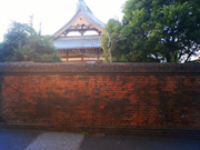 横道のお寺のレンガ塀（谷中）